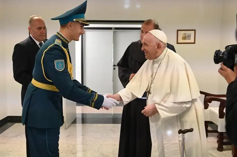 QR Memlekettik kúzet qyzmetiniń sarbazy Rım Papasy Frantsıskpen kezdesti