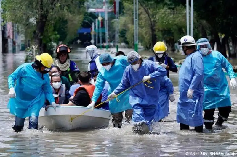 墨西哥一医院因洪水停电致16人死亡