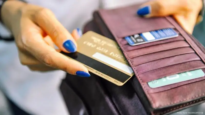 «ۇيدە وتىرىپ اقشا تابۋ». ينتەرنەتتەگى حابارلاندىرۋلار نەسىمەن قاۋىپتى؟