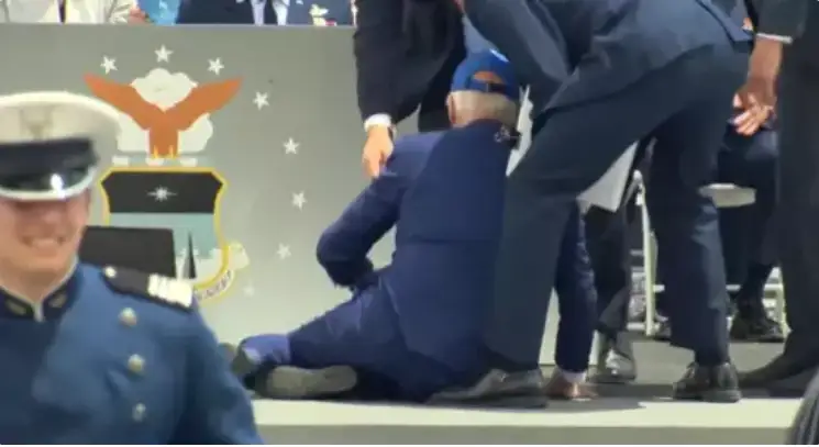 ا ق ش پرەزيدەنتى دجو بايدەن ديپلوم تابىستاۋ راسىمىندە ساحنادا قۇلاپ ءتۇستى