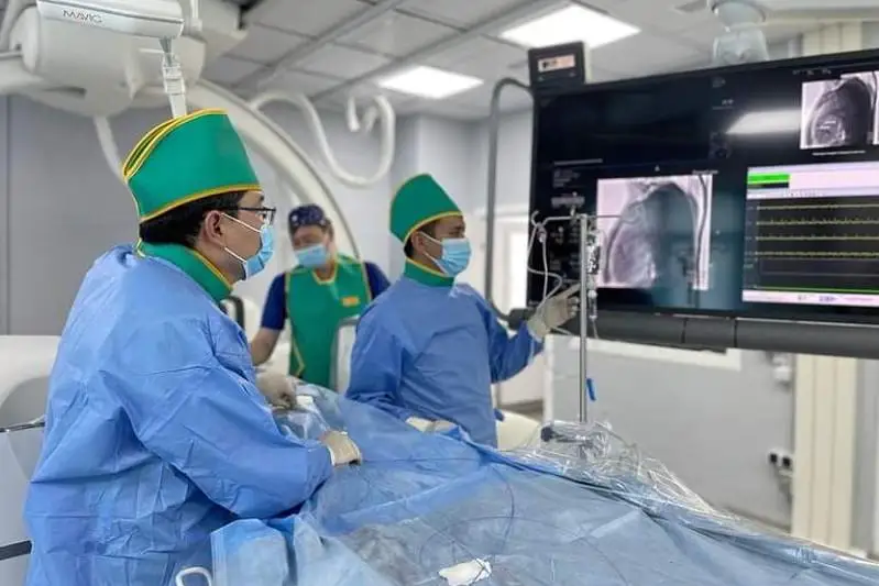 شىمكەنتتىك دارىگەرلەر 4 جاسار قىزدىڭ جۇرەگىنە تىلىكسىز وتا جاسادى