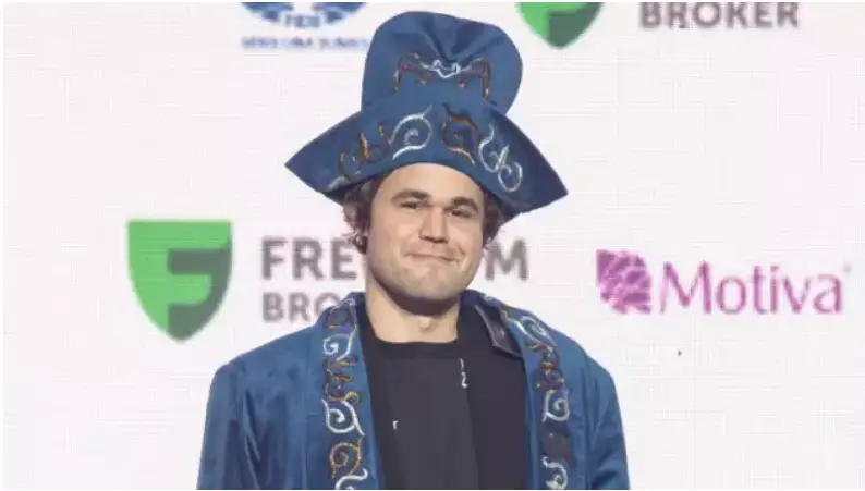 الەمنىڭ ۇزدىك شاحماتشىسىنا قازاق شاپانى مەن باس كيىمى سىيعا تارتىلدى