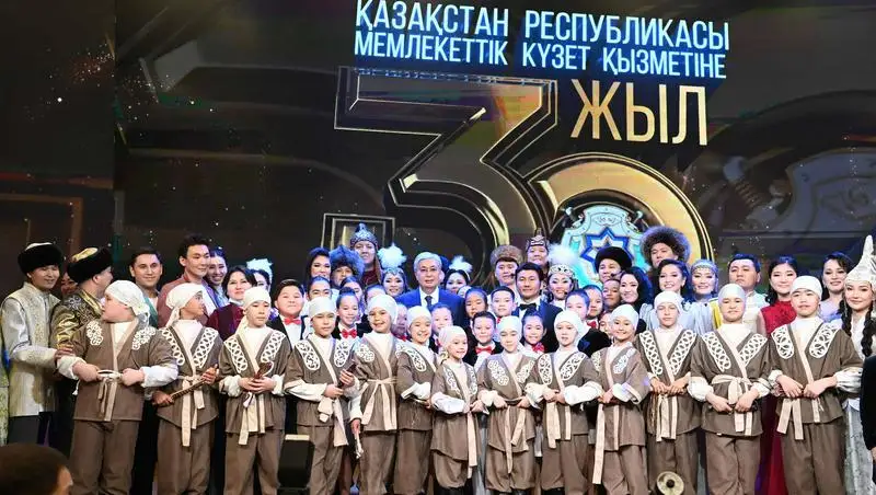 托卡耶夫总统出席国家警卫局30周年庆祝活动