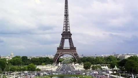 ەيفەل مۇناراسىنا نايزاعاي ءتۇستى