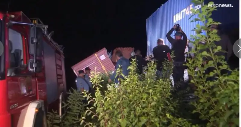 Хорватияда йўловчи ва транспорт поездлари тўқнашиб кетди