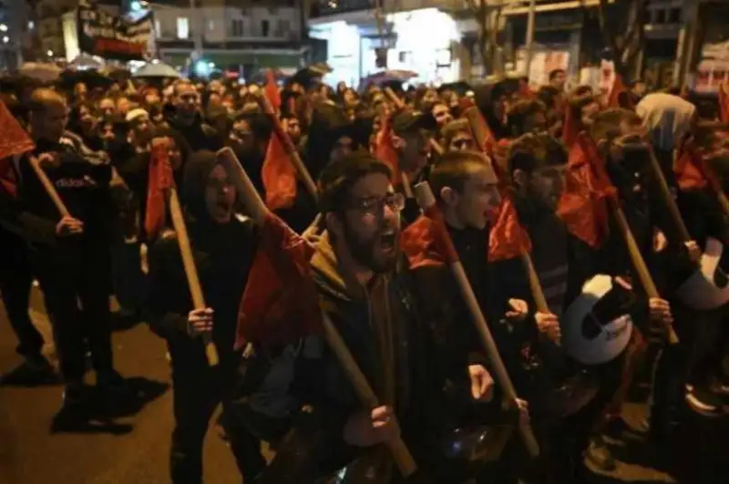 Грецияда темирйўлчилар иш ташлашмоқда, қутқарувчилар бедарак йўқолганларни қидирмоқда