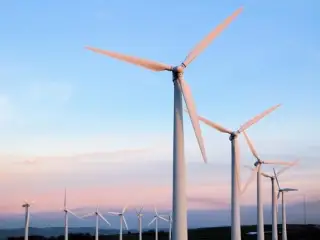 阿克莫拉州正在建立风力和太阳能发电站