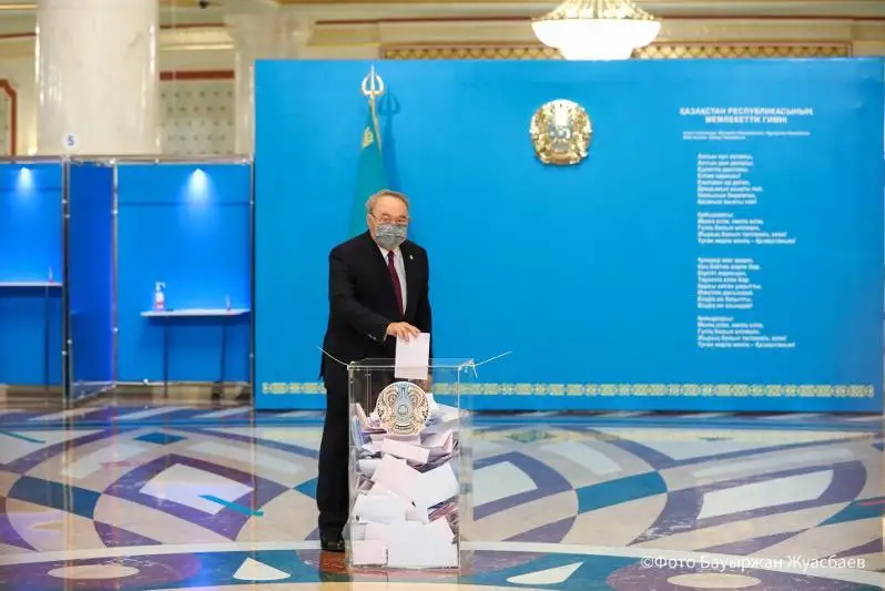 Нурсултон Назарбоев пойтахтдаги сайлов участкасида овоз берди