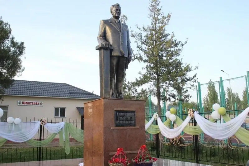 Туркистон вилоятида Динмухамед Қонаев ҳайкали ўрнатилди