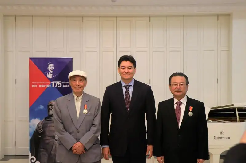 阿拜诞辰175周年：2名中国学者获颁哈萨克斯坦二级友谊勋章