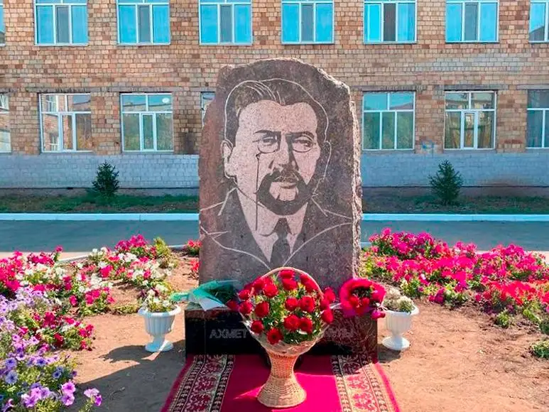 Памятник Ахмету Байтурсынову установили на территории карагандинской гимназии