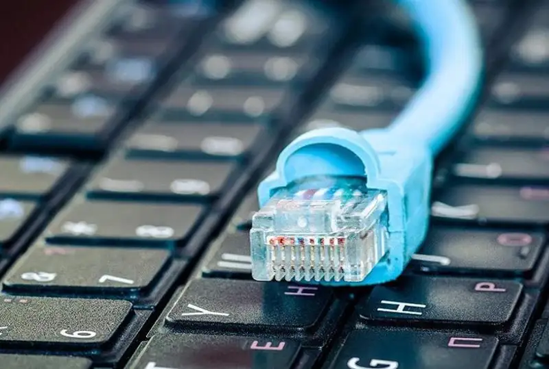Baǵdat Mýsın aýyldarǵa ınternet jelisin elektr baǵanalary arqyly tartýdy usyndy