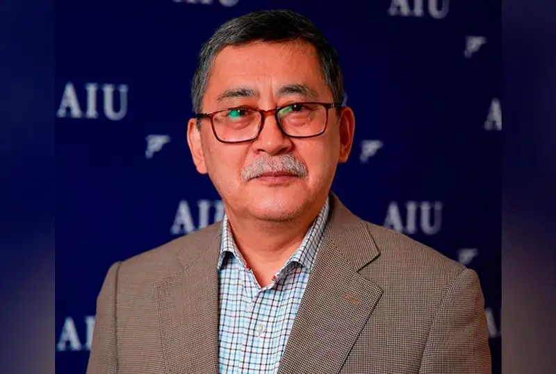 Кандидат в Президенты от Содружества профсоюзов Мейрам Кажыкен сдает экзамен на знание госязыка