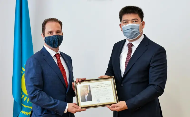 副外长会见结束任期即将回国的加拿大大使