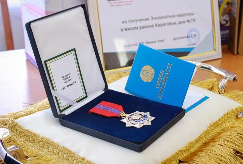 Орден «Айбын» и сертификат от квартиры вручили родным погибшего в Абайской области пожарного Айдоса Тогузбаева