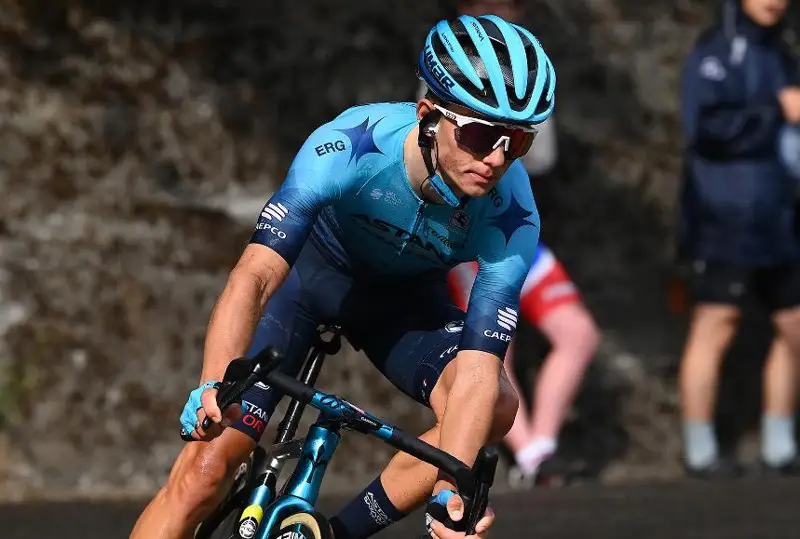 Казахстанский велогонщик стал третьим в королевской многодневной гонке в Италии