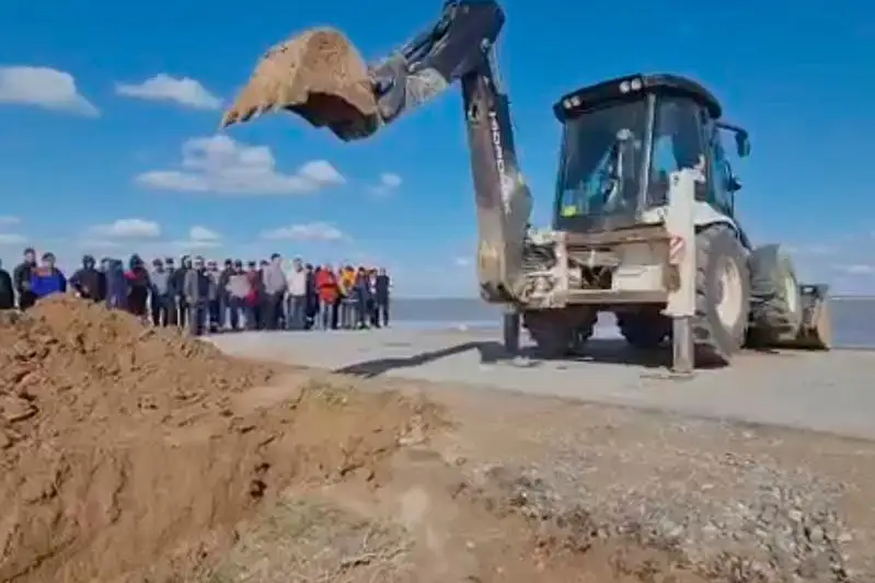 Автодорогу вскрыли в Атырауской области для пропуска воды