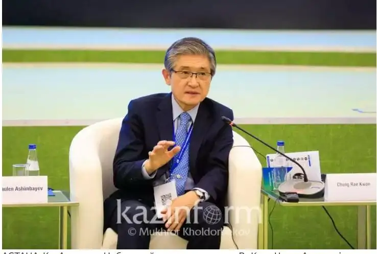 نوبەل سىيلىعىنىڭ لاۋرەاتى مەملەكەتتىك باسقارۋ اكادەمياسىندا ءدارىس وقىدى