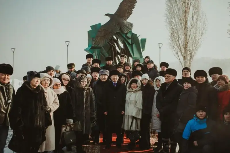 Óskemende «Jeltoqsan alaýy» músindik kompozıtsııa boı kóterdi
