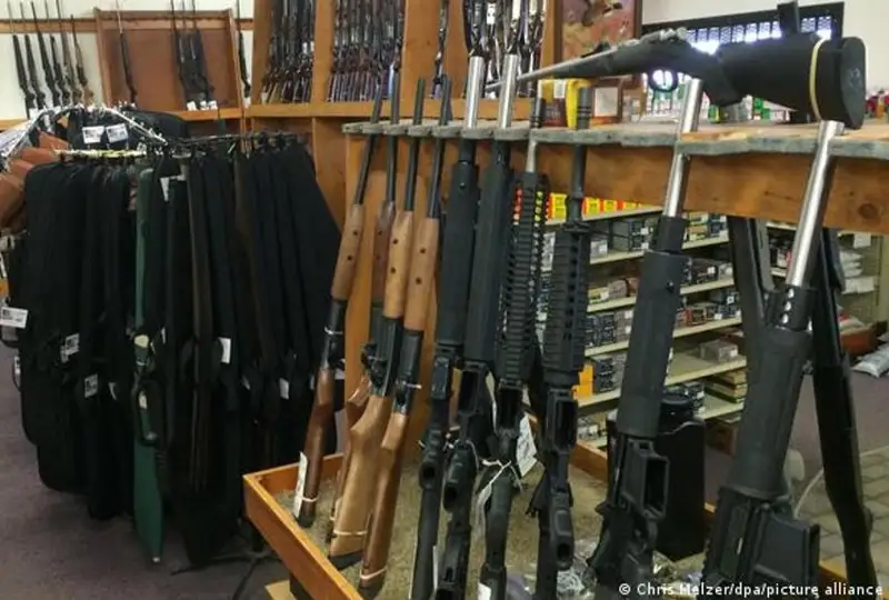 АҚШ сенаторлар гуруҳи қурол сотиш қоидаларини кучайтиришга келишиб олди