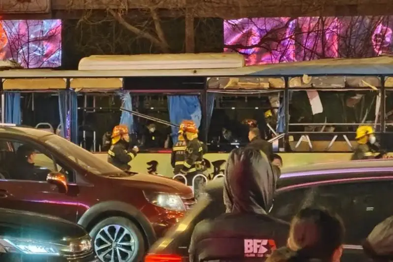 Qytaıda avtobýs jarylyp, bir adam kóz jumdy, 40-tan asa adam zardap shekti