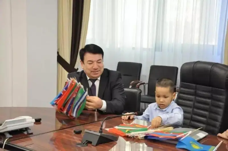 مينيستر بۇلدىرشىنگە گالستۋگىن سىيلاپ، ءوز ورنىن ۇسىندى - ۆيدەو
