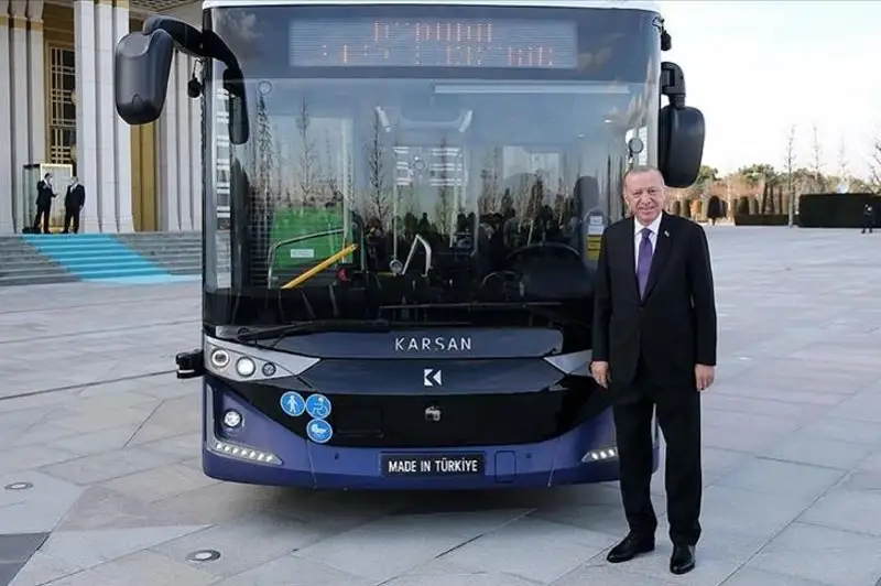 Эрдўған Туркиянинг илк ҳайдовчисиз юрадиган электробусини синовдан ўтказди