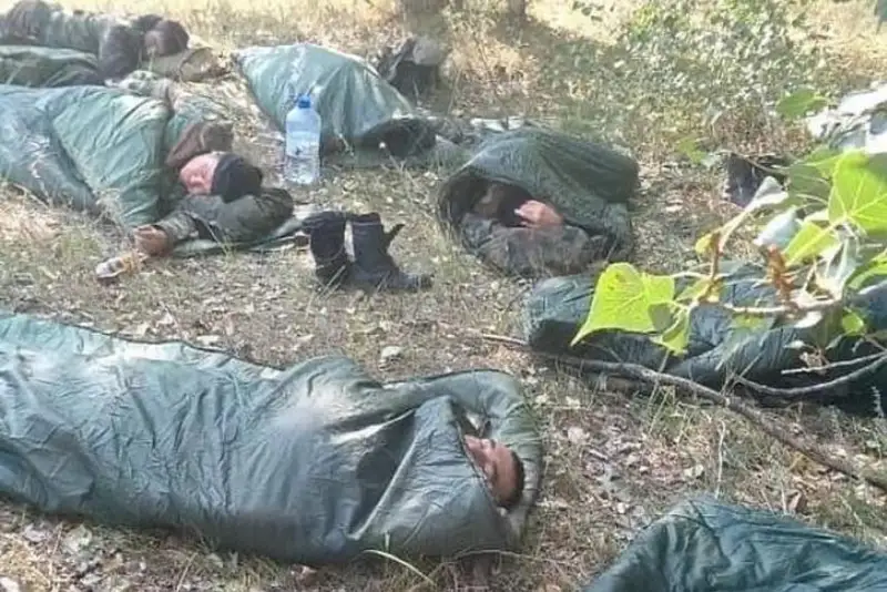 Герои не носят плащи – как казахстанцы отреагировали на фото спящих на земле пожарных