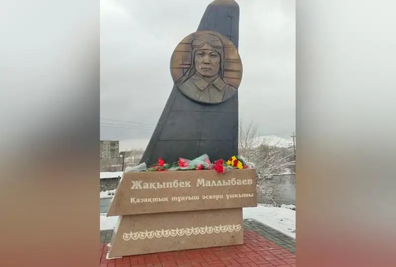Óskemende qazaqtan shyqqan tuńǵysh áskerı ushqysh Jaqypbek Maldybaevqa stella ornatyldy
