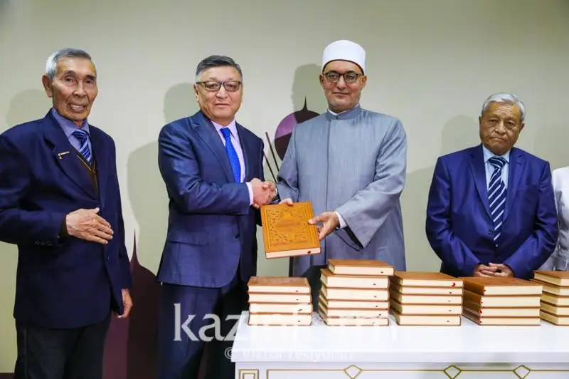 伊斯兰研究院秘书长向哈萨克斯坦移交多份手稿