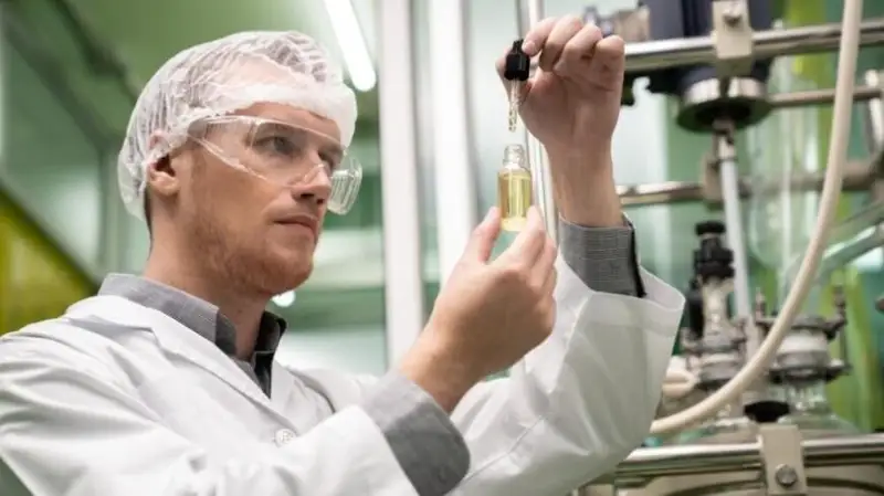 Россиялик олимлар сув ўтлари ва чиқиндилардан бионефть ишлаб чиқди
