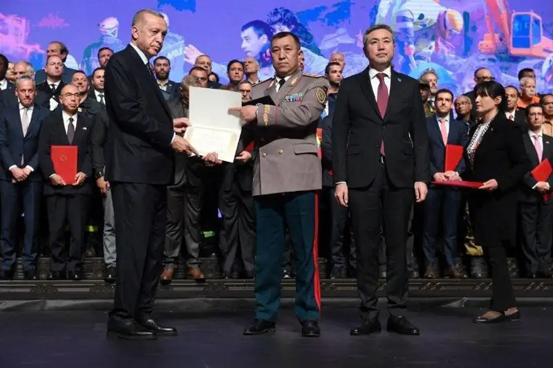 Туркия президенти Қозоғистон Фавқулодда вазиятлар вазирининг биринчи ўринбосарини тақдирлади