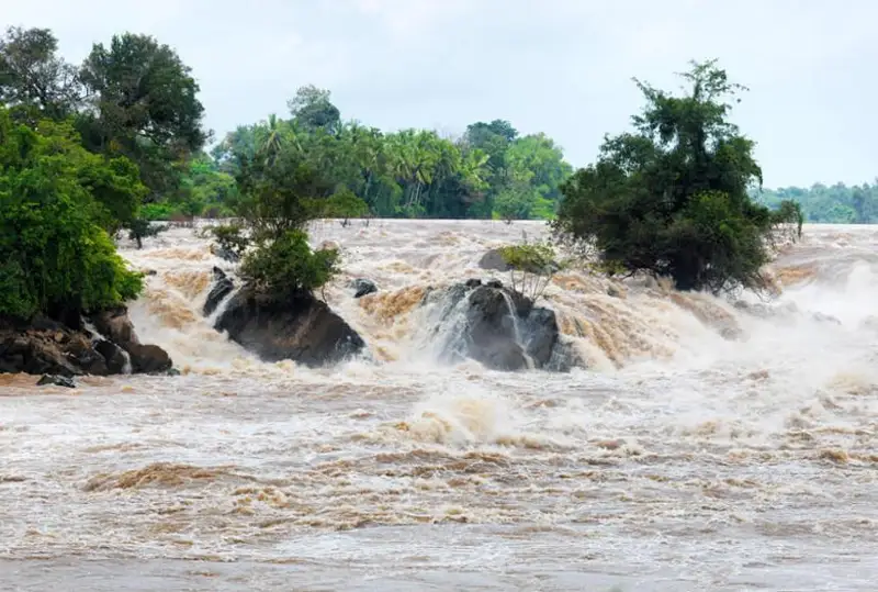 Ҳиндистонда муссон ёмғиридан кейин юз берган сув тошқинлари оқибатида 100 дан ортиқ одам ҳалок бўлди