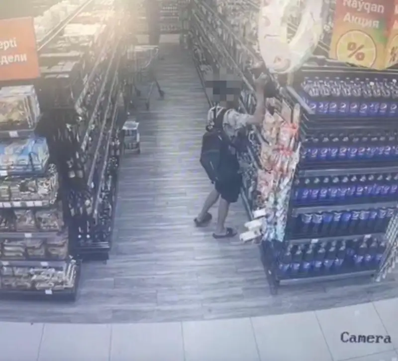 دۇكەننەن ەكى اي بويى الكوگولدى ىشىمدىك ۇرلاپ جۇرگەن كۇدىكتى ۇستالدى