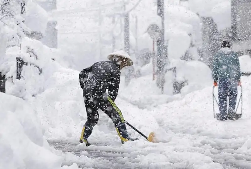Японию накрыло снегом: десятки жертв и пострадавших
