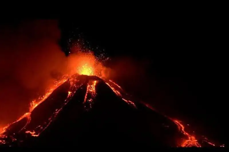 Кечаси Италияда Этна вулқони отилиб чиқди