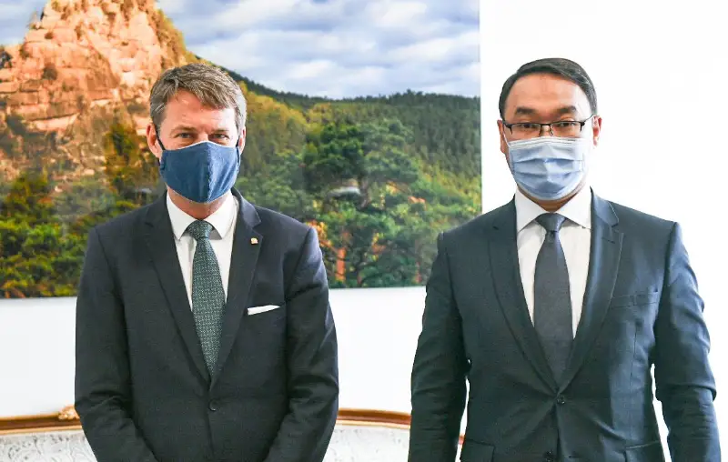 副外长会见联合国难民署中亚地区代表
