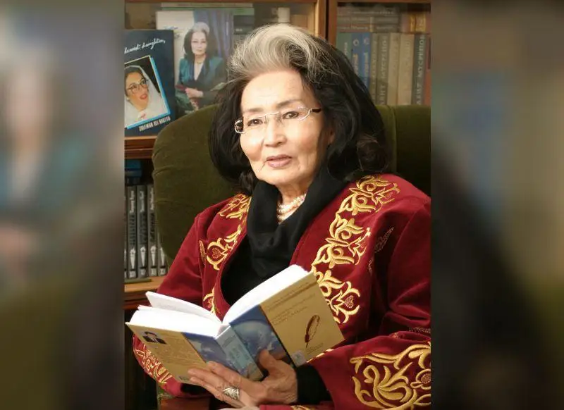 ءبىز قىتايدان كوشكەندە دۇنيە-مۇلىك ەمەس ءبىر ماشينە كىتاپ ارتىپ كەلدىك - مارفۋعا ايتقوجينا، اقىن