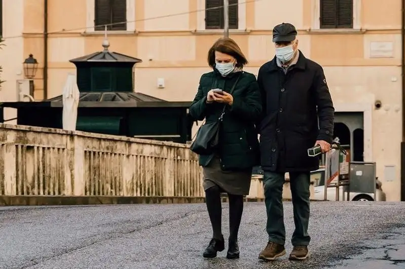 ЖССТ «омикрон» билан пандемия тугаши ҳақидаги миш-мишларни рад этади