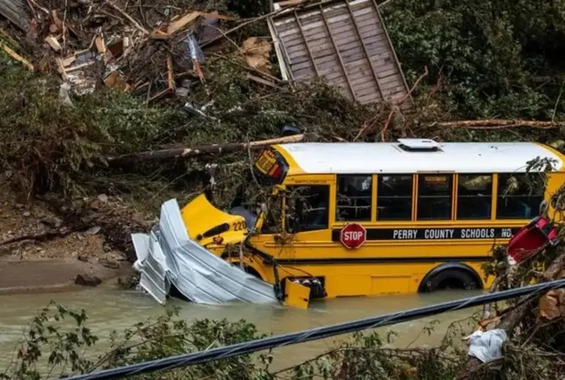 Кентуккидаги тошқин: 30 киши ҳалок бўлди, юзлаб одамлар бедарак йўқолди