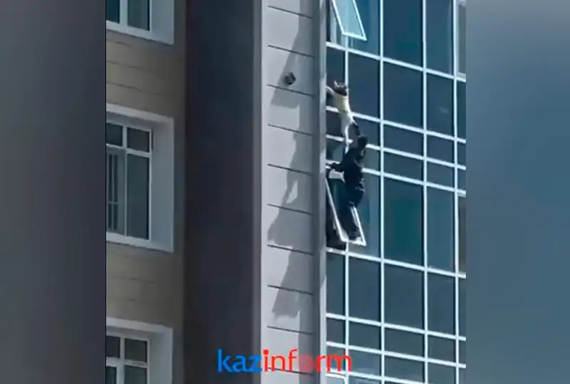 Висевшую на балконе восьмого этажа девочку спасли в Нур-Султане