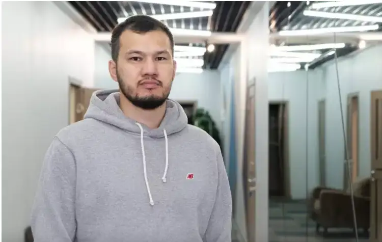 لوندوندا بەس جىگىتپەن توبەلەسكەن قازاق جىگىتى حالىق جيناعان اقشانى «حارەكەت» قايىرىمدىلىق قورىنا اۋداردى