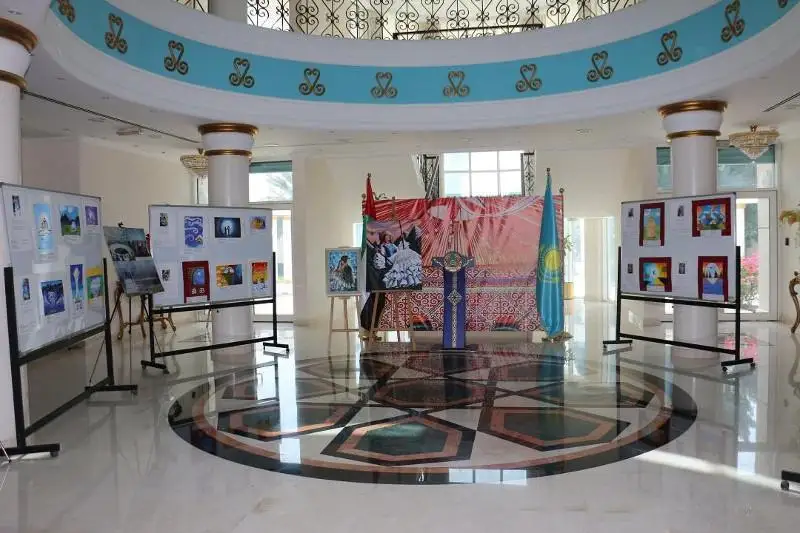 有特殊教育需求的哈萨克斯坦青少年绘画展览在阿联酋开幕