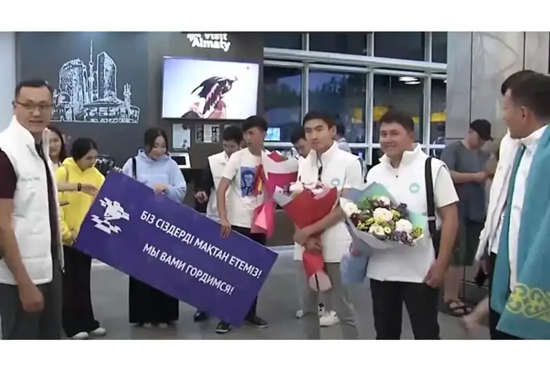 Сборную Казахстана по шахматам торжественно встретили в Алматы