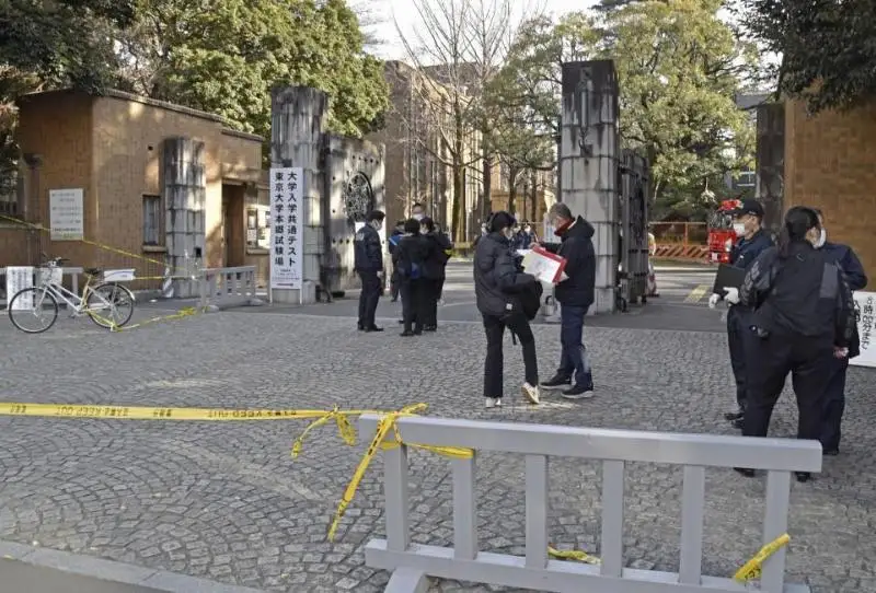 Tokıo ýnıversıtetindegi qabyldaý emtıhany aldynda  bir jasóspirim úsh adamǵa pyshaq salǵan