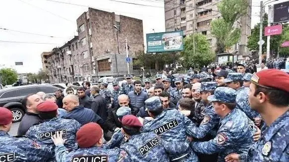 ارمەنيادا ۇكىمەتكە قارسى شەرۋلەر ءوتىپ جاتىر