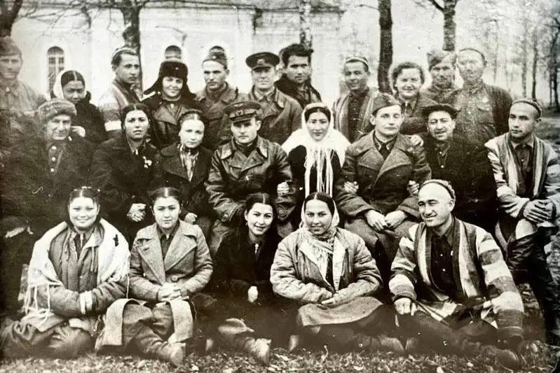 Роза Бағланованинг 1942 йили Ўзбек филармонияси билан бирга фронтда тушган сурати эълон қилинди