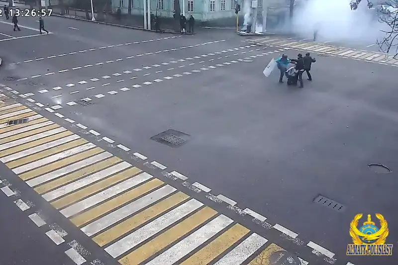Almatyda qaqtyǵys kezinde polıtseılerdiń soqqyǵa jyǵylǵan sáti túsirilgen vıdeo jarııalandy