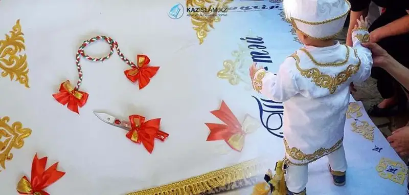قازاق نەگە بالانىڭ تۇساۋىن كەسكەن؟