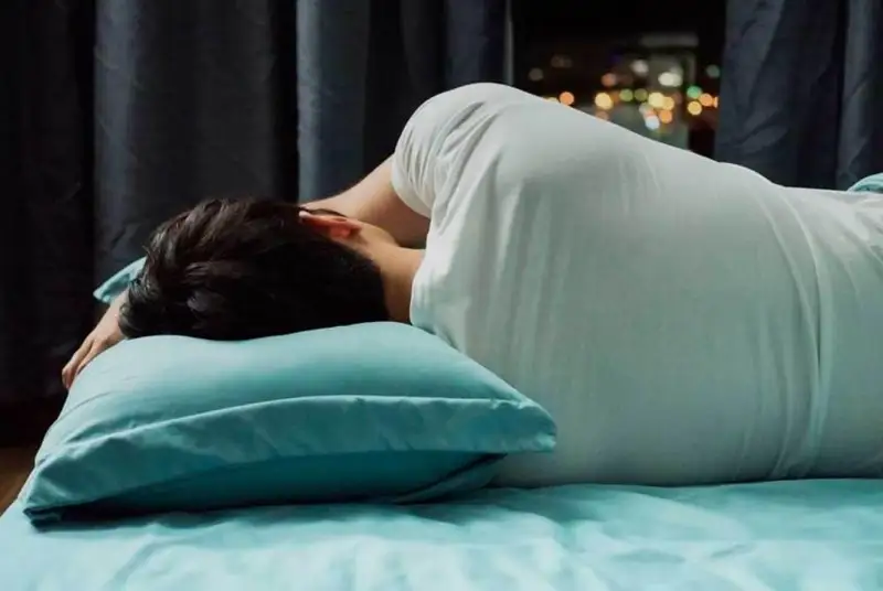 ادامعا قاي قىرىمەن جاتىپ ۇيىقتاعان پايدالى؟ - مامان كەڭەسى